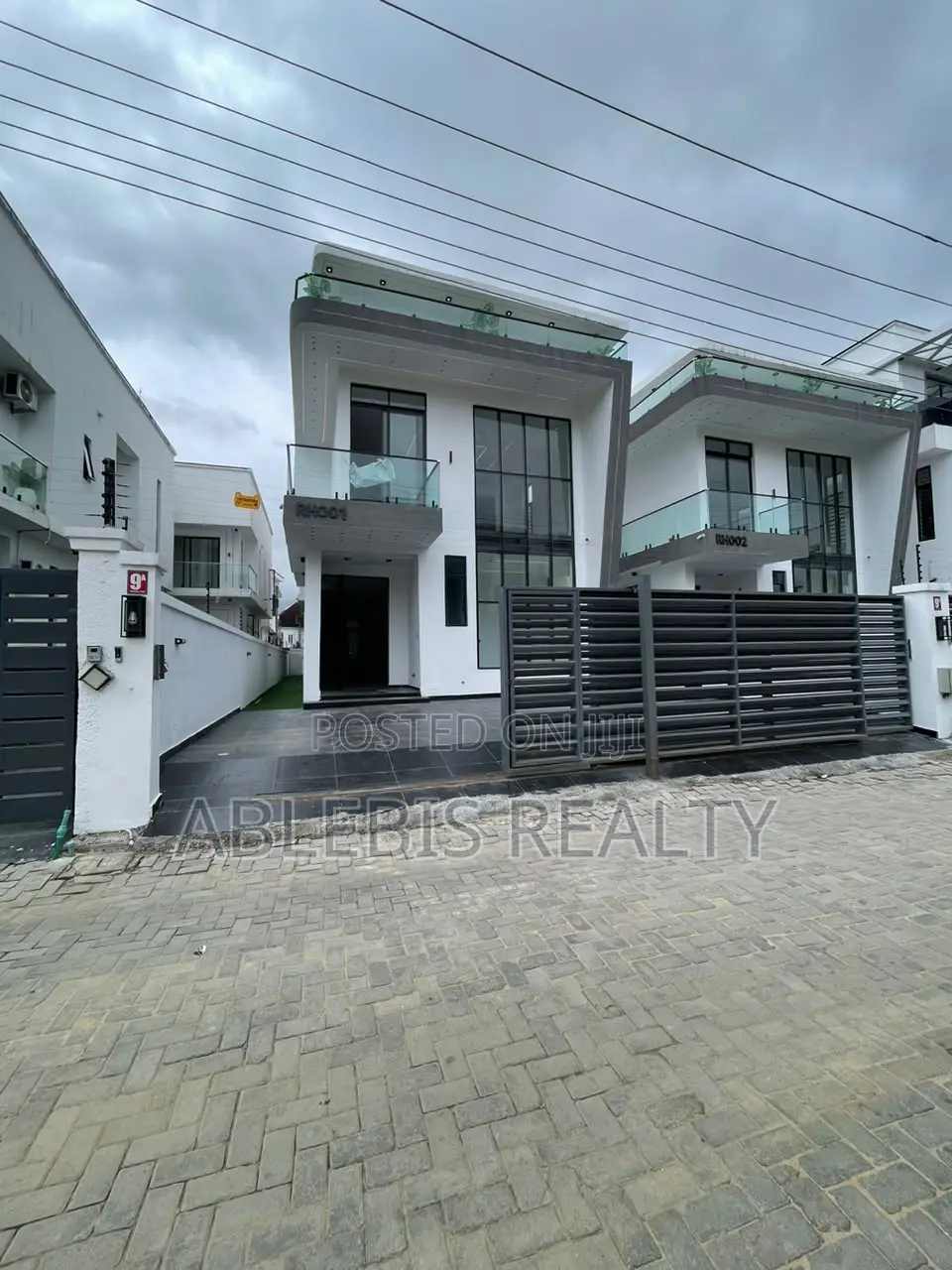5bdrm Duplex in Chevron for sale