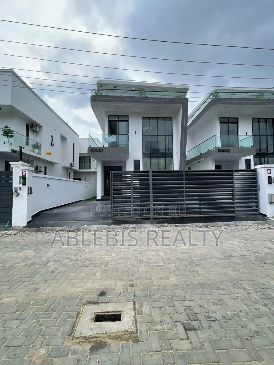 5bdrm Duplex in Chevron for sale