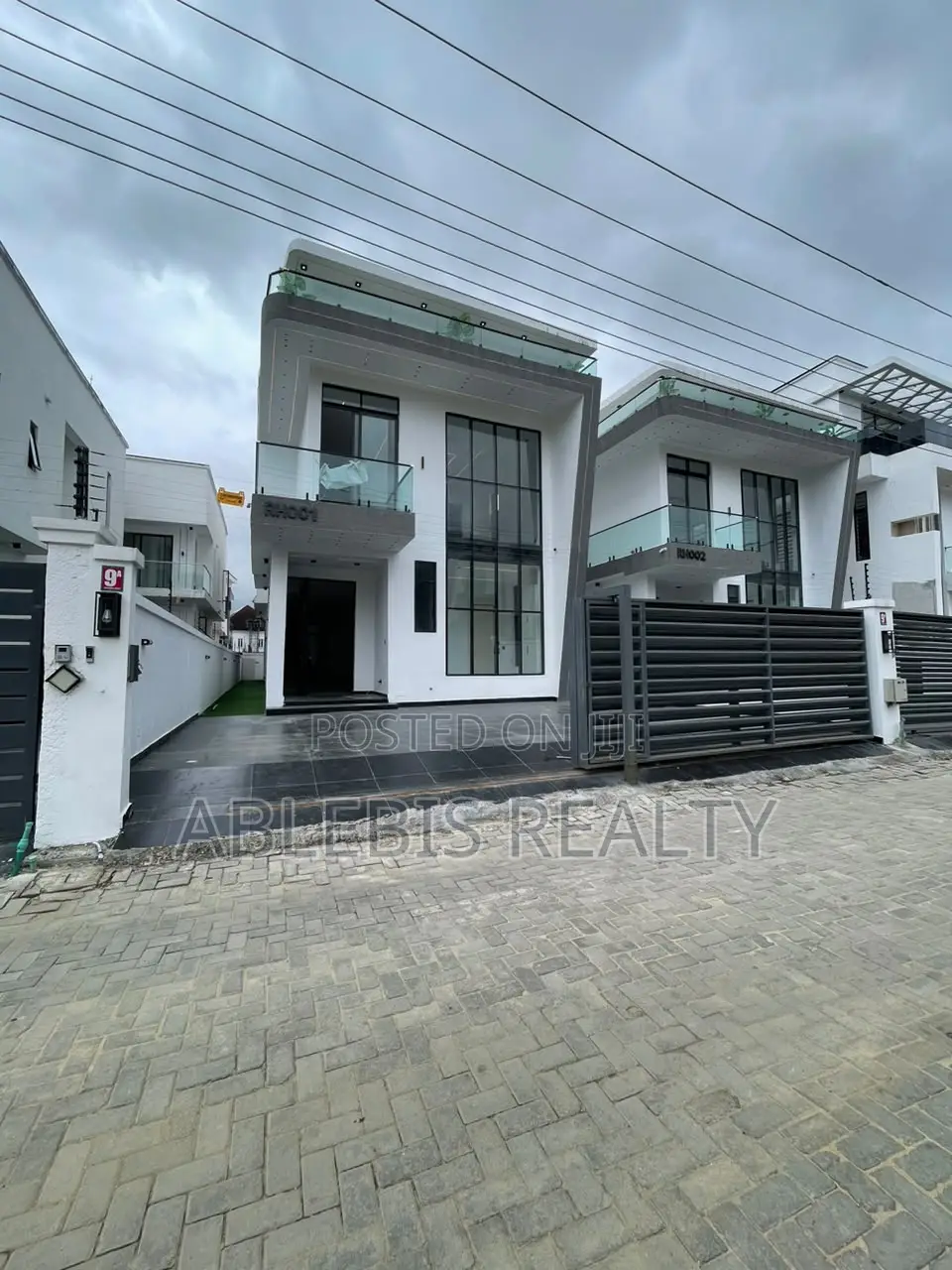 5bdrm Duplex in Chevron for sale