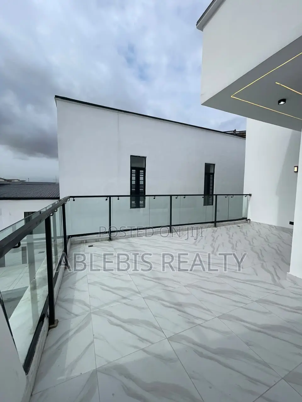 6bdrm Duplex in Chevron for sale