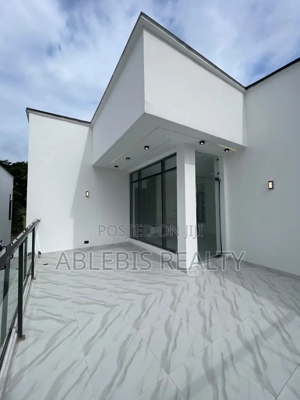 6bdrm Duplex in Chevron for sale