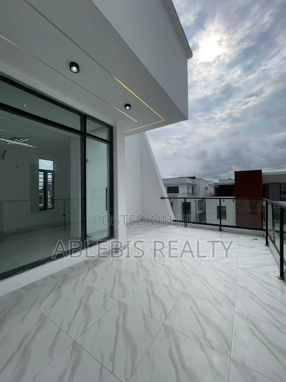 6bdrm Duplex in Chevron for sale