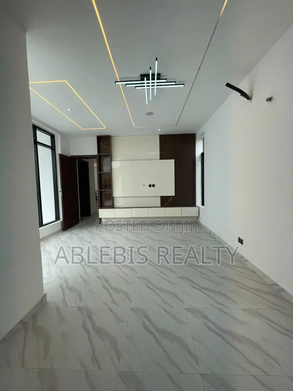6bdrm Duplex in Chevron for sale