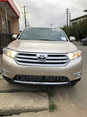Toyota Highlander SE 2012 Gold