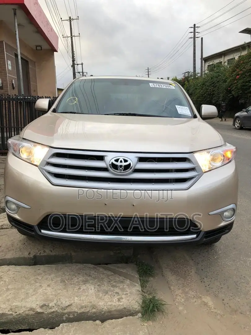 Toyota Highlander SE 2012 Gold