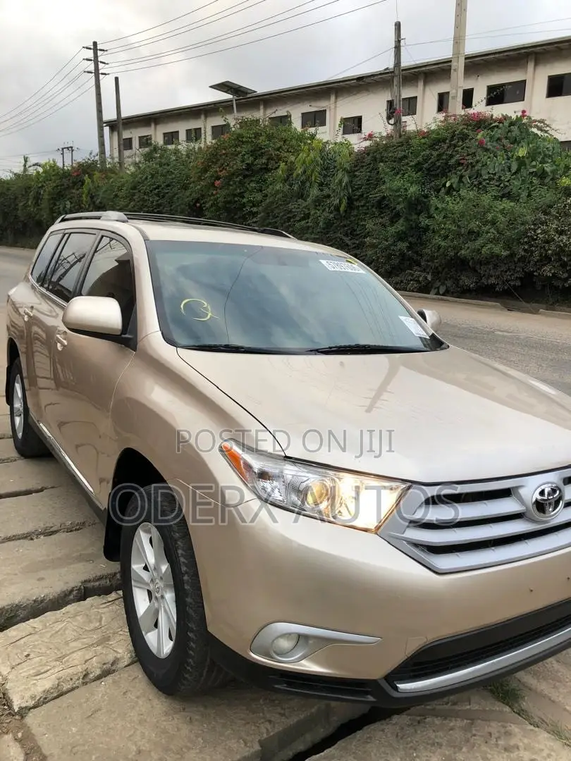 Toyota Highlander SE 2012 Gold