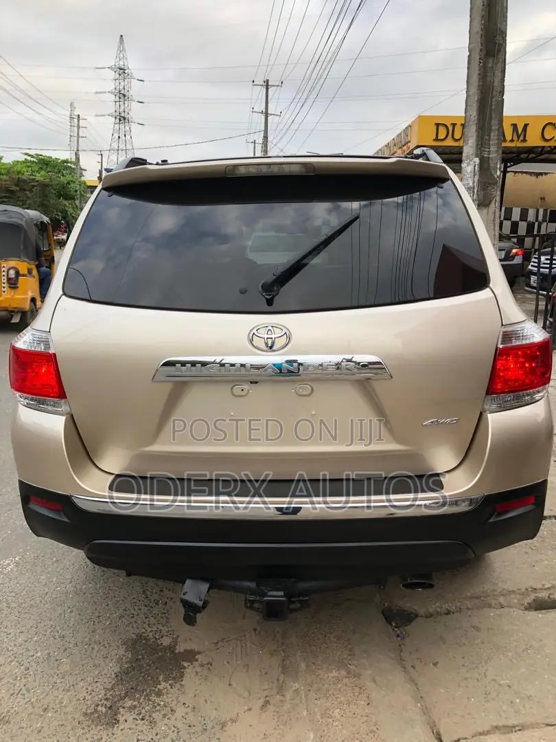 Toyota Highlander SE 2012 Gold
