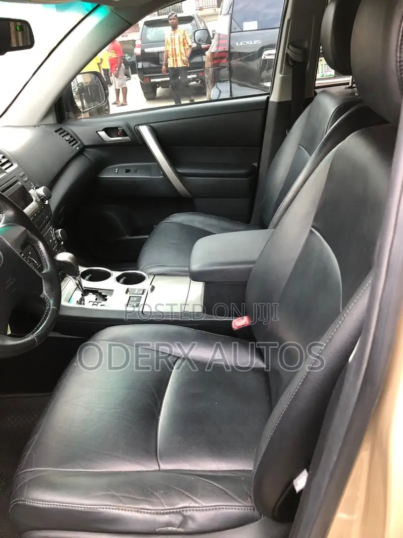Toyota Highlander SE 2012 Gold