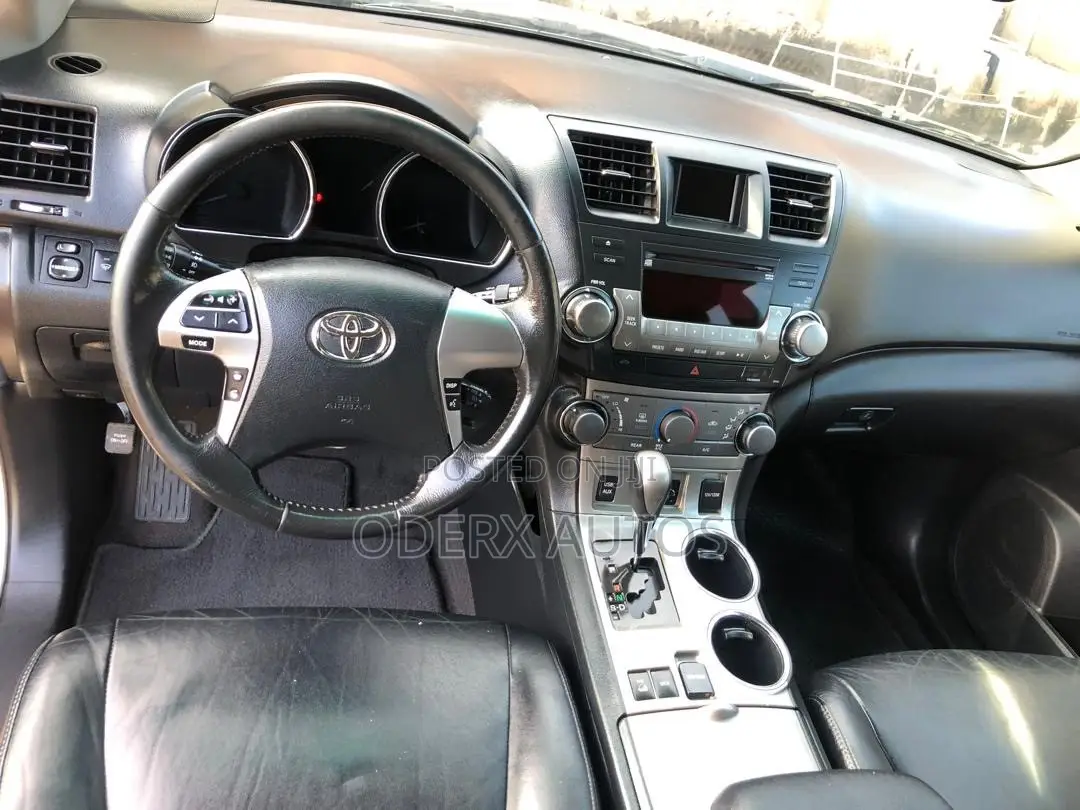 Toyota Highlander SE 2012 Gold