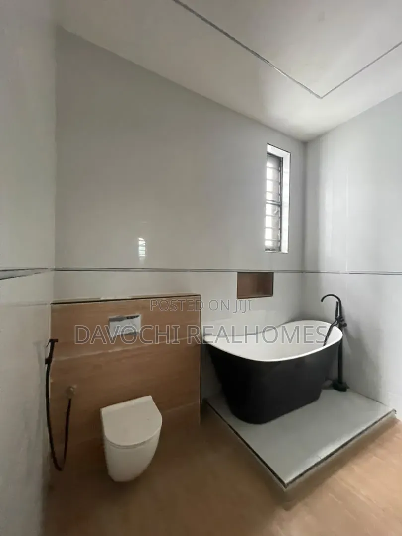5bdrm Apartment in Ado / Ajah for sale