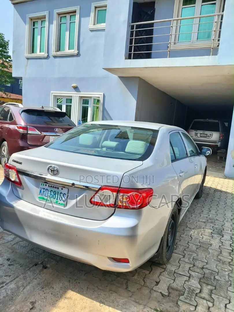 Toyota Corolla LE 4dr Sedan (1.8L 4cyl 4A) 2011 Silver