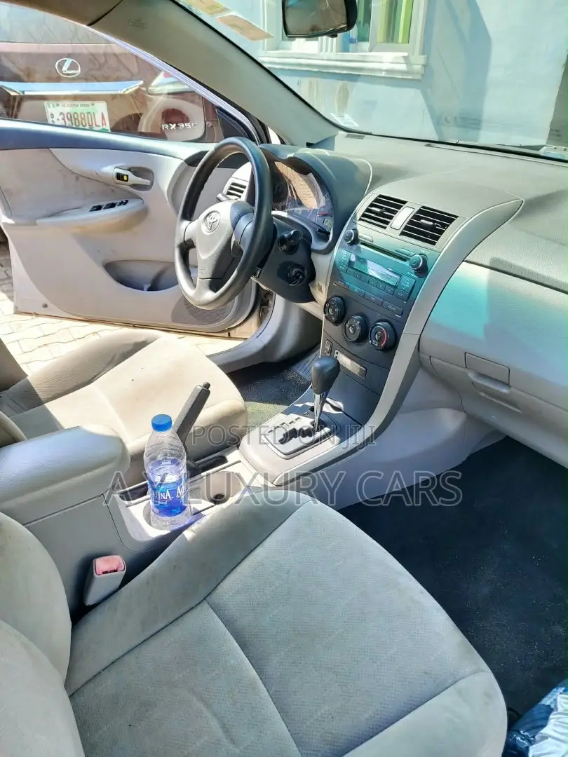 Toyota Corolla LE 4dr Sedan (1.8L 4cyl 4A) 2011 Silver