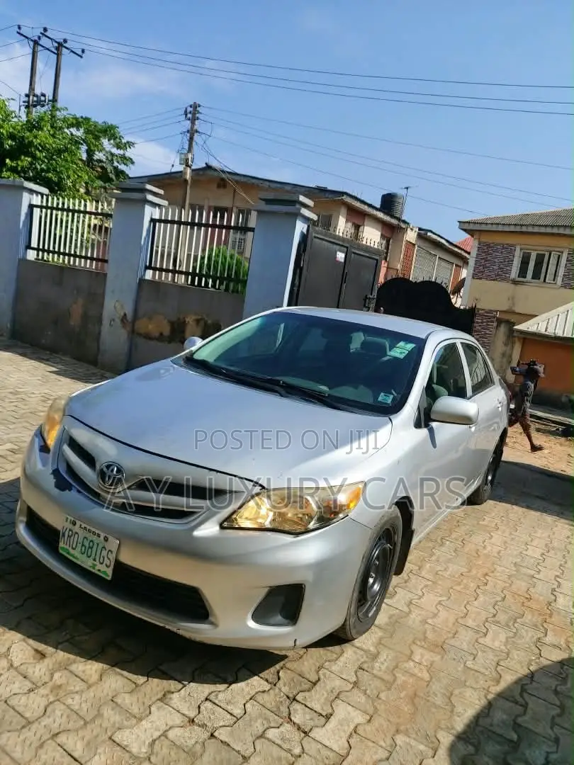 Toyota Corolla LE 4dr Sedan (1.8L 4cyl 4A) 2011 Silver