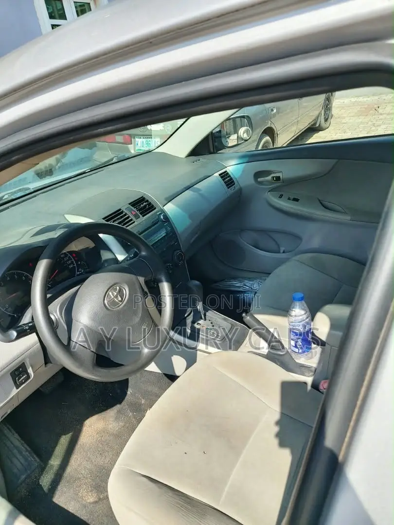 Toyota Corolla LE 4dr Sedan (1.8L 4cyl 4A) 2011 Silver