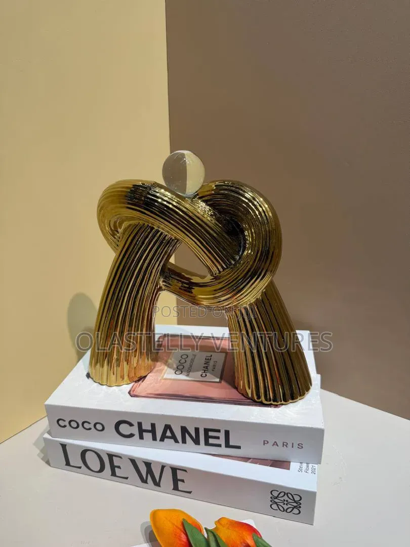 Gold Ribbed Knot Decor
Tem