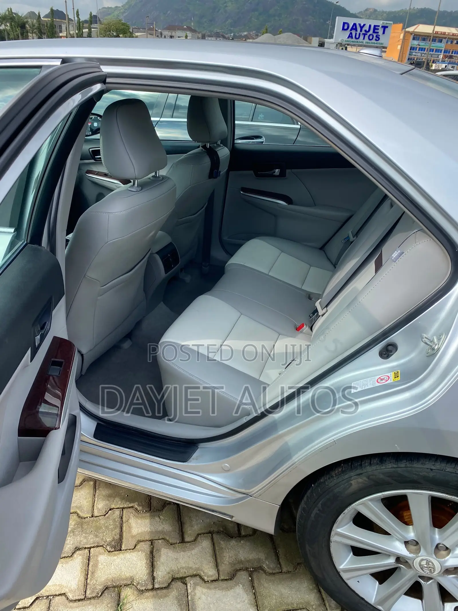 Toyota Camry XLE 4dr Sedan (2.5L 4cyl 6A) 2013 Silver