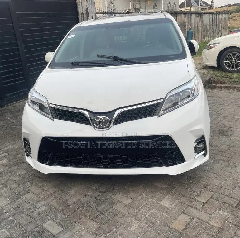 Toyota Sienna XLE 7-Passenger 4dr Minivan AWD (3.5L 6cyl 6A) 2015 White