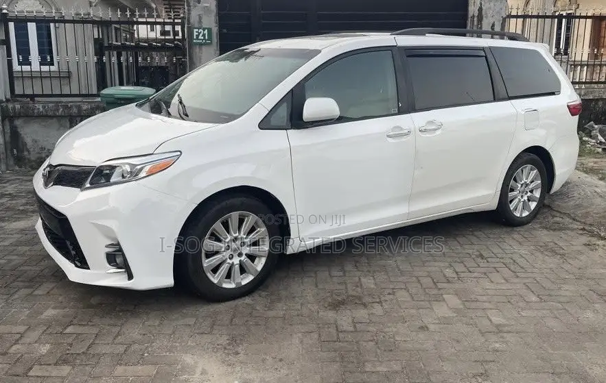 Toyota Sienna XLE 7-Passenger 4dr Minivan AWD (3.5L 6cyl 6A) 2015 White