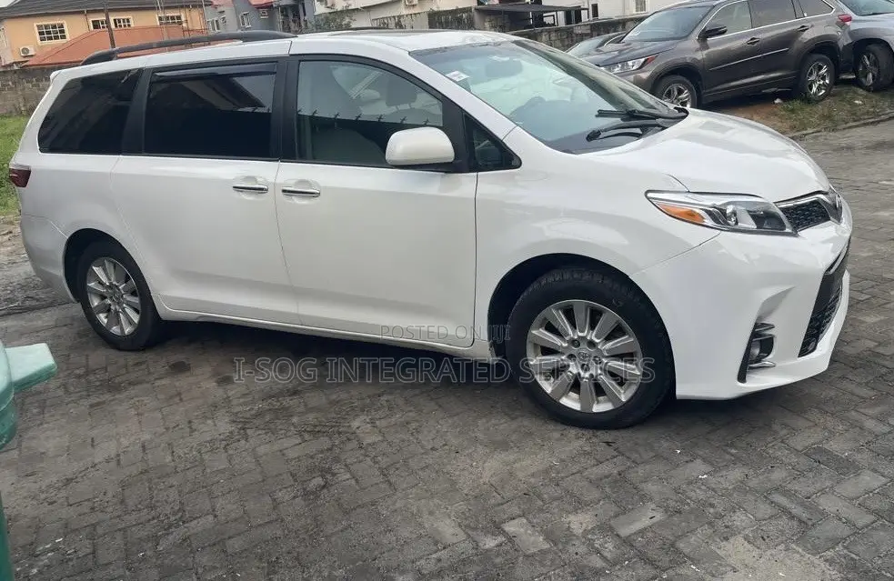 Toyota Sienna XLE 7-Passenger 4dr Minivan AWD (3.5L 6cyl 6A) 2015 White