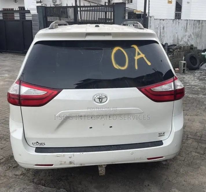 Toyota Sienna XLE 7-Passenger 4dr Minivan AWD (3.5L 6cyl 6A) 2015 White