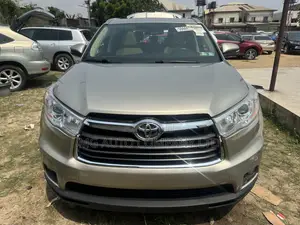 Toyota Highlander XLE 4dr SUV (3.5L 6cyl 6A) 2015 Gold