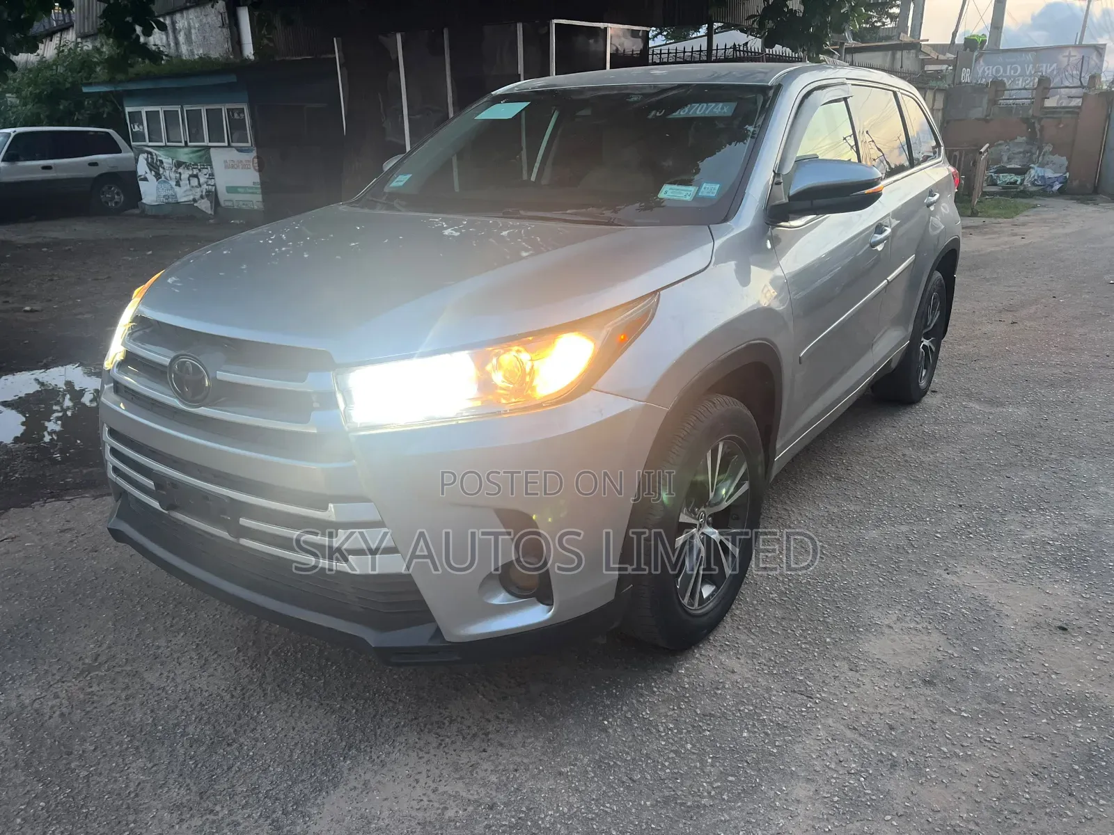 Toyota Highlander LE 4x4 V6 (3.5L 6cyl 8A) 2018 Silver