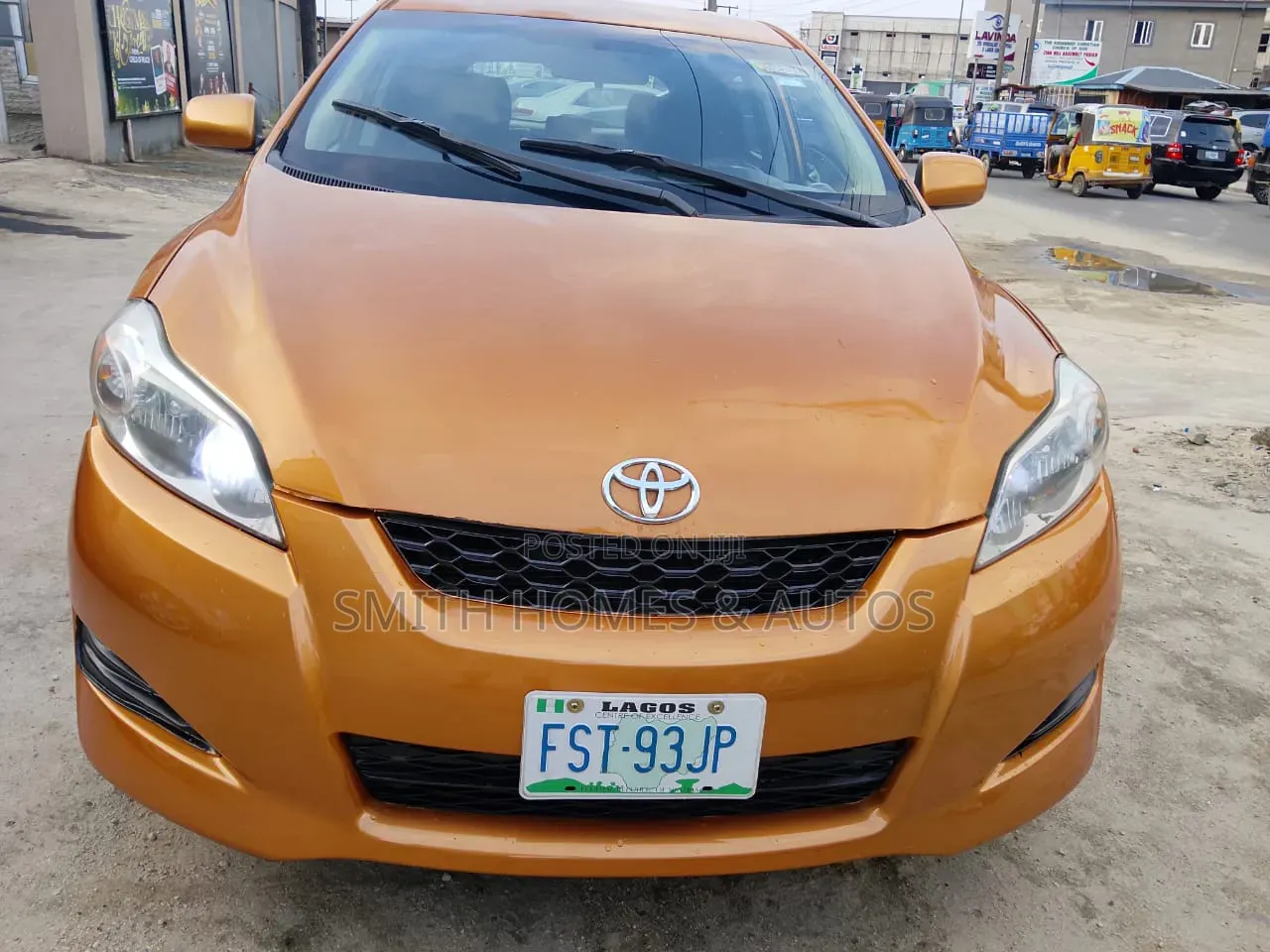 Toyota Matrix S Hatchback AWD (2.4L 4cyl 4A) 2010 Yellow