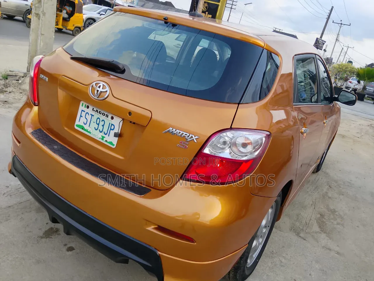 Toyota Matrix S Hatchback AWD (2.4L 4cyl 4A) 2010 Yellow