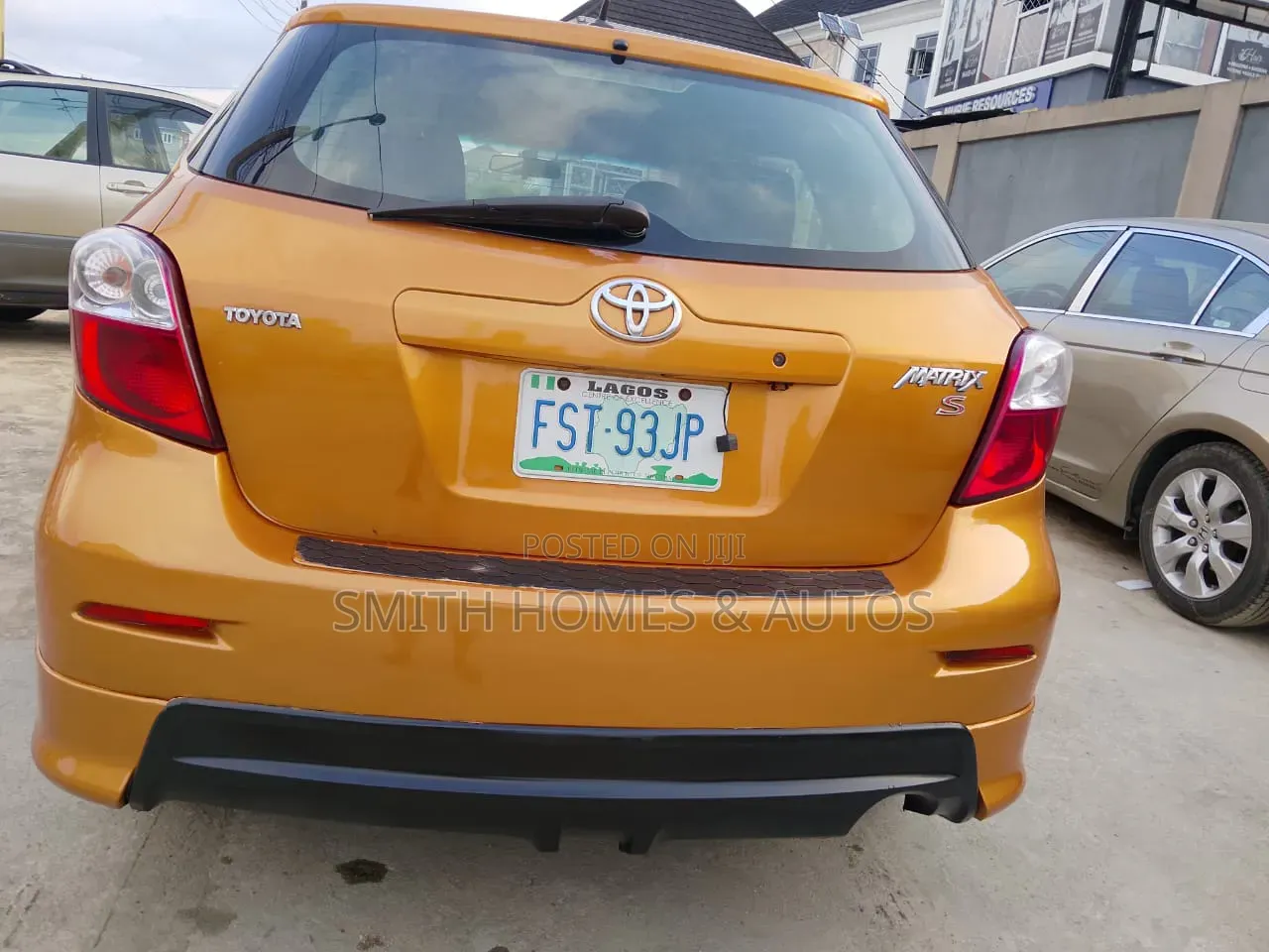 Toyota Matrix S Hatchback AWD (2.4L 4cyl 4A) 2010 Yellow