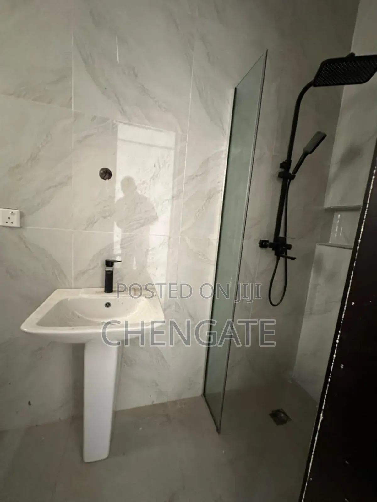 4bdrm Townhouse/Terrace in Ologolo for sale