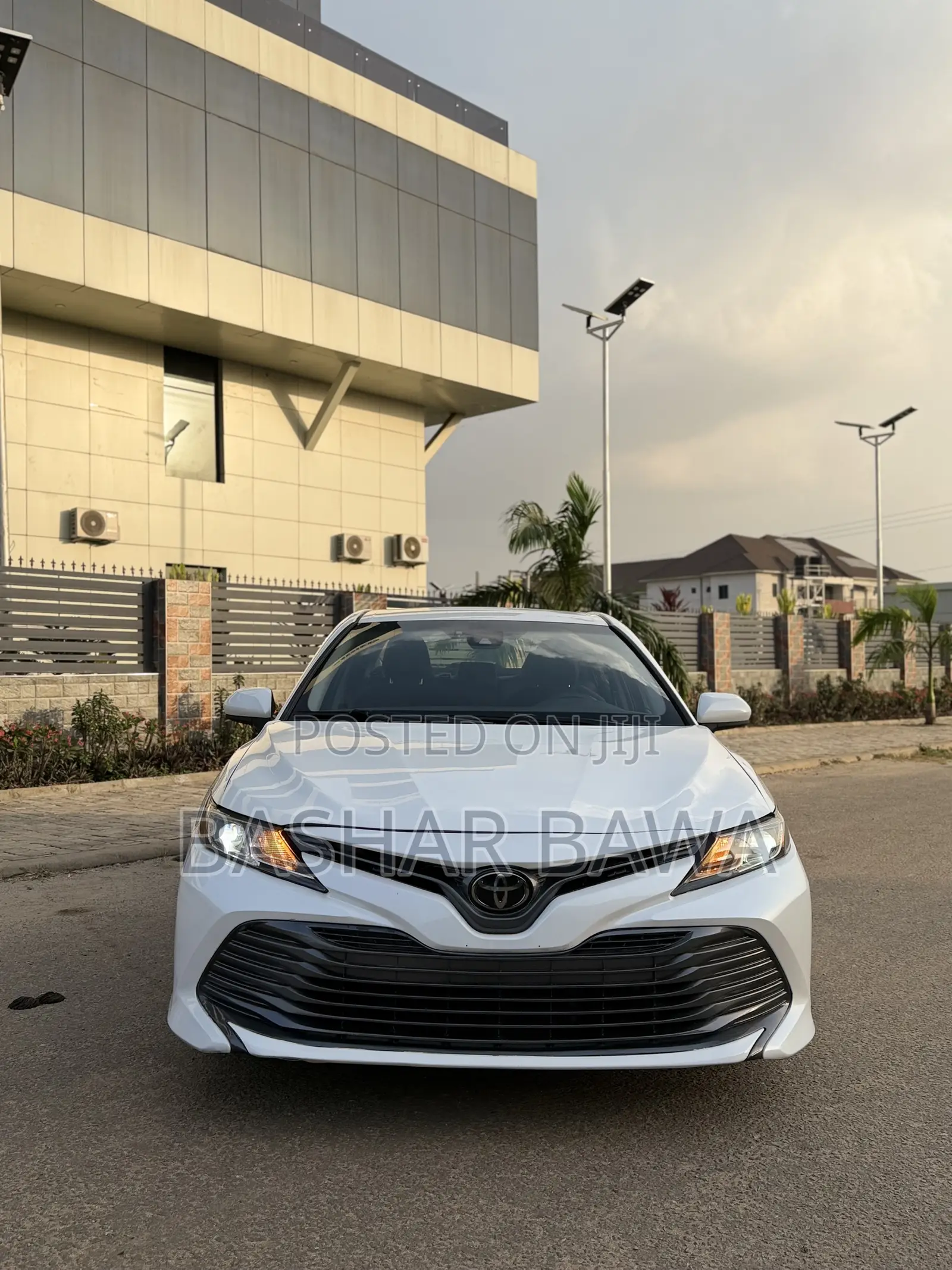 Toyota Camry LE FWD (2.5L 4cyl 8AM) 2018 White