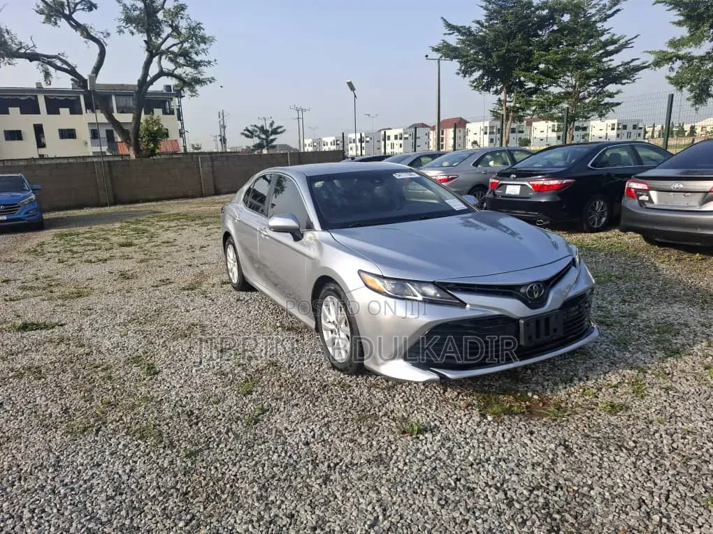 Toyota Camry LE FWD (2.5L 4cyl 8AM) 2018 Silver
