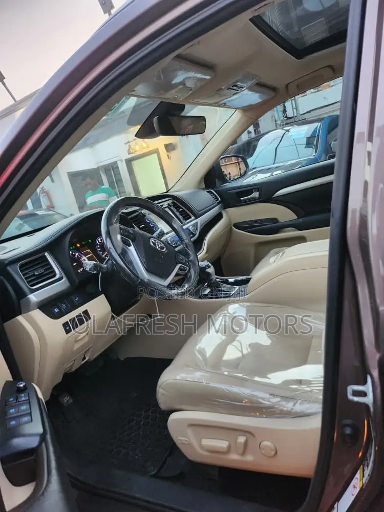 Toyota Highlander XLE 4x4 V6 (3.5L 6cyl 8A) 2018 Brown