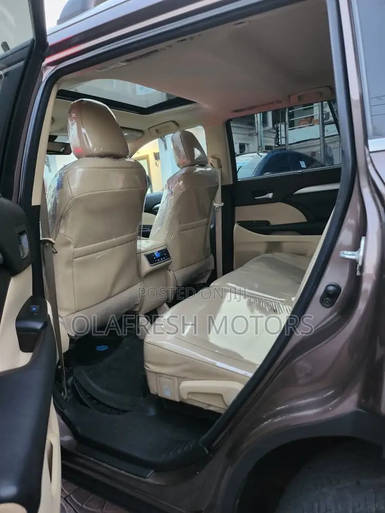 Toyota Highlander XLE 4x4 V6 (3.5L 6cyl 8A) 2018 Brown