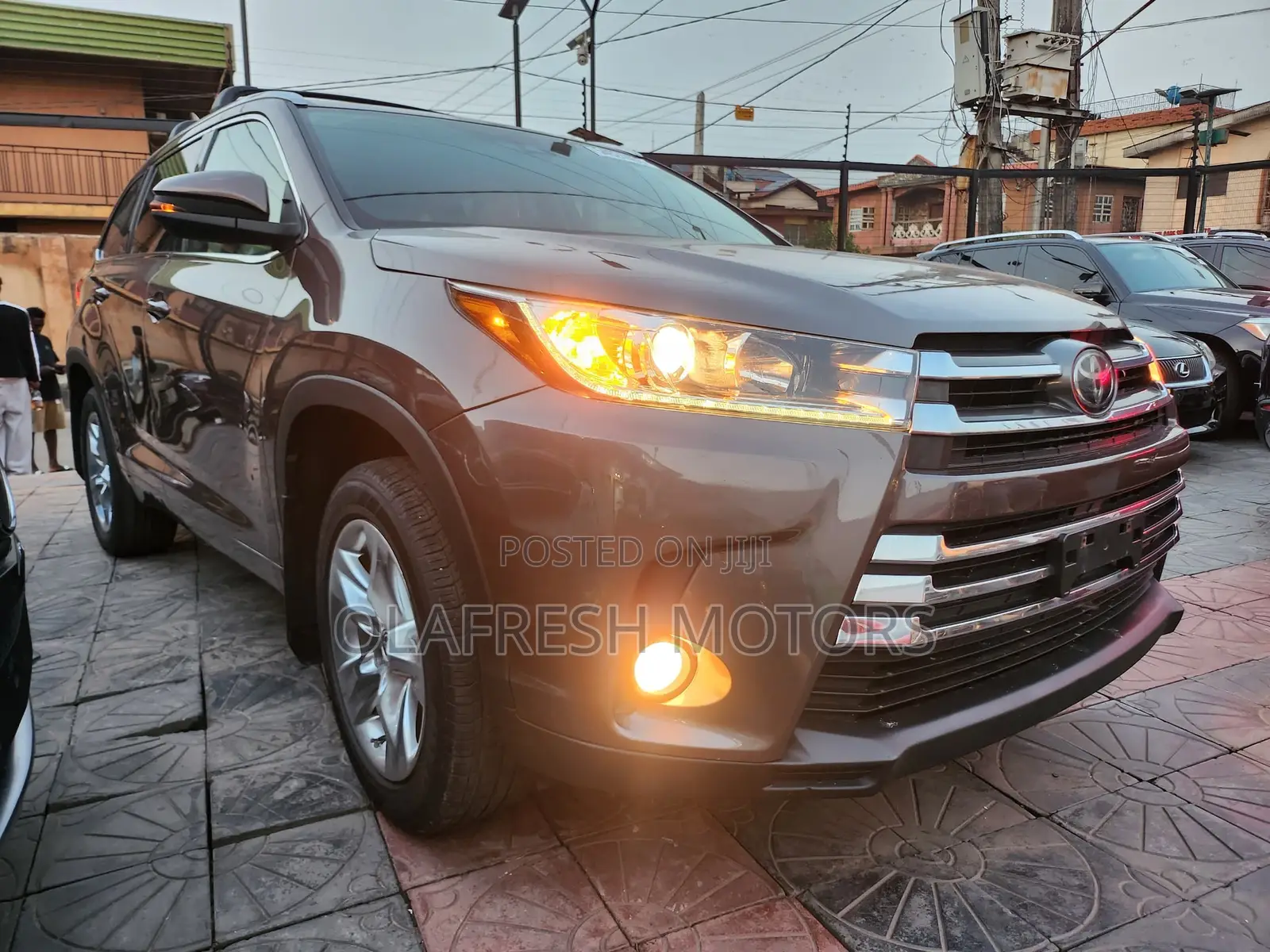 Toyota Highlander XLE 4x4 V6 (3.5L 6cyl 8A) 2018 Brown