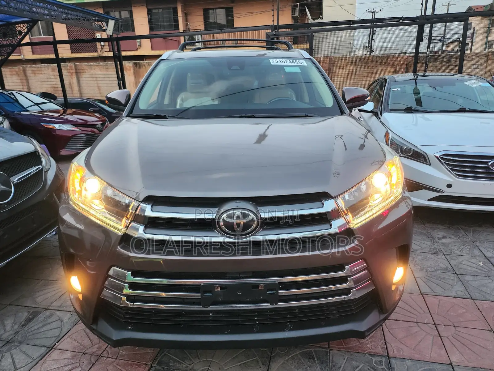Toyota Highlander XLE 4x4 V6 (3.5L 6cyl 8A) 2018 Brown