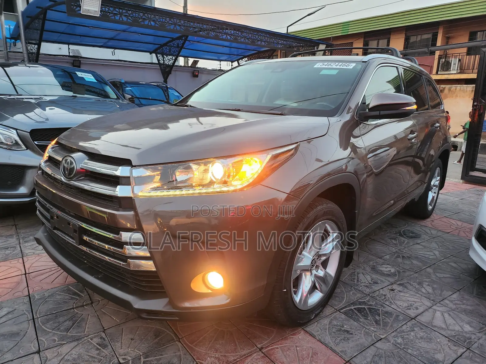 Toyota Highlander XLE 4x4 V6 (3.5L 6cyl 8A) 2018 Brown
