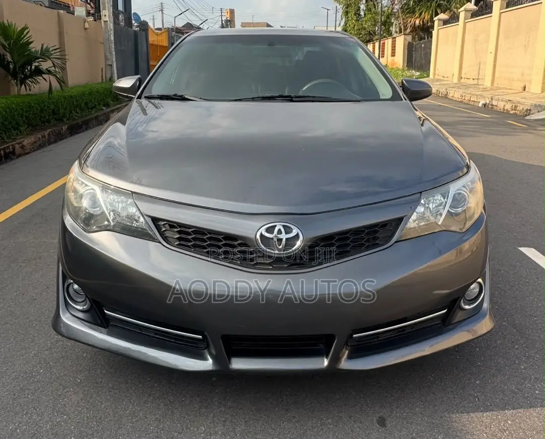 Toyota Camry XLE 4dr Sedan w/Prod. End 11/13 (2.5L 4cyl 6A) 2014 Gray