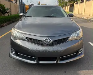 Toyota Camry XLE 4dr Sedan w/Prod. End 11/13 (2.5L 4cyl 6A) 2014 Gray