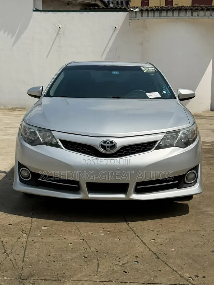 Toyota Camry SE V6 4dr Sedan (3.5L 6cyl 6A) 2013 Silver