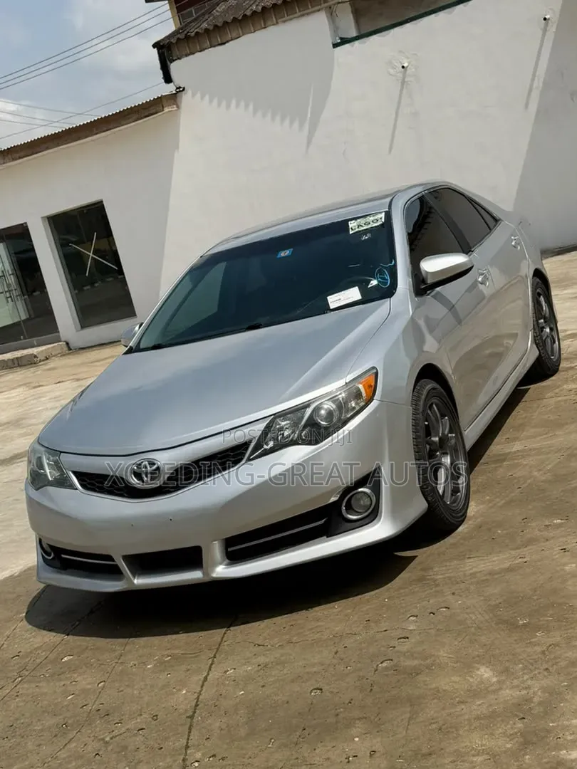 Toyota Camry SE V6 4dr Sedan (3.5L 6cyl 6A) 2013 Silver
