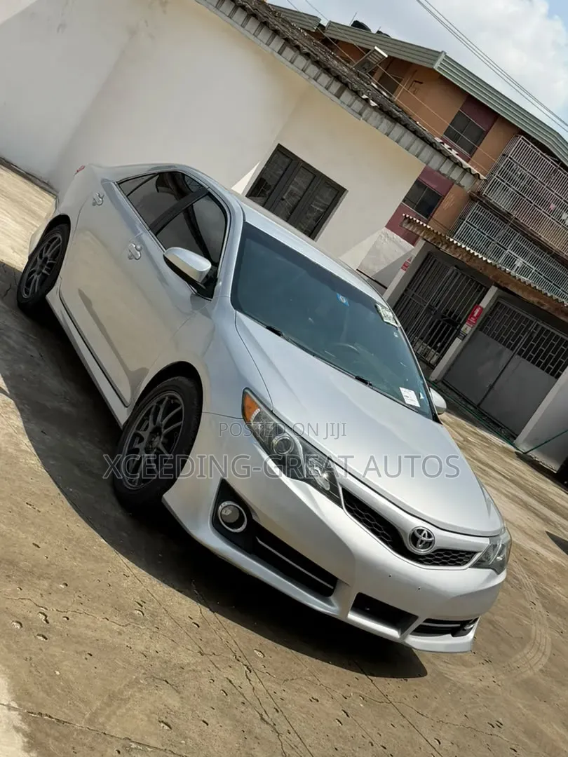 Toyota Camry SE V6 4dr Sedan (3.5L 6cyl 6A) 2013 Silver