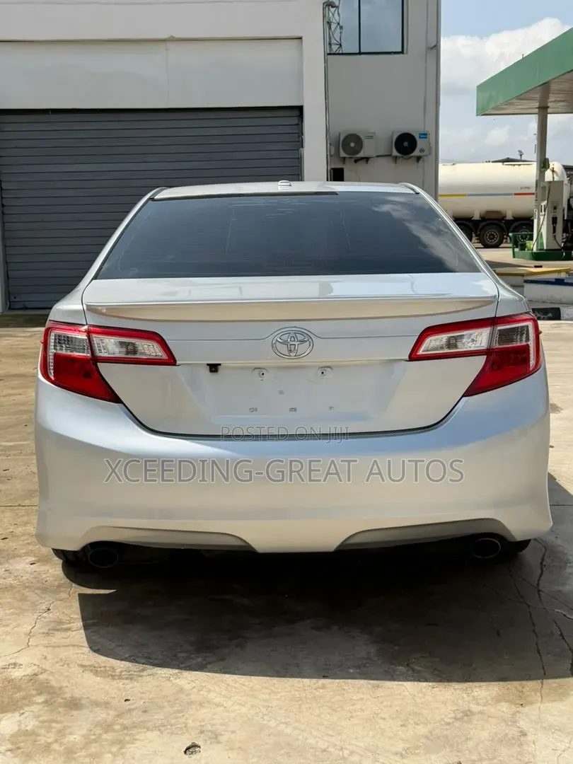 Toyota Camry SE V6 4dr Sedan (3.5L 6cyl 6A) 2013 Silver
