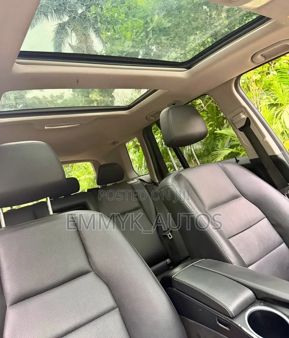 Mercedes-Benz GLK-Class Base GLK 350 4dr AWD 4MATIC (3.5L 6cyl 7A) 2015