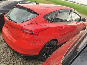 Ford Focus Titanium Hatchback FWD (2.0L 4cyl 6A) 2016 Red