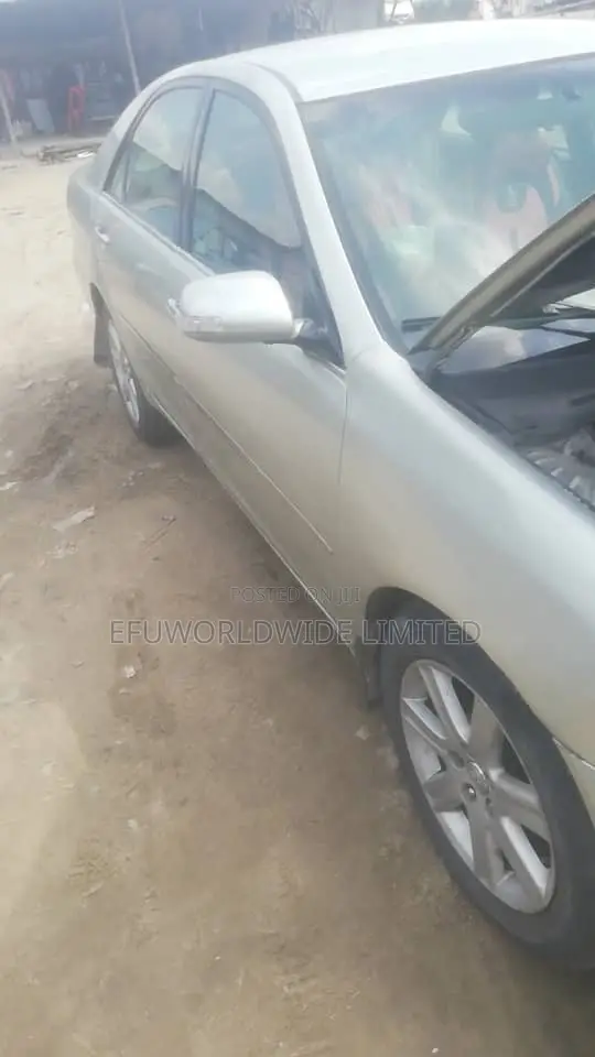 Toyota Camry LE 4dr Sedan (2.4L 4cyl 5A) 2005 Silver
