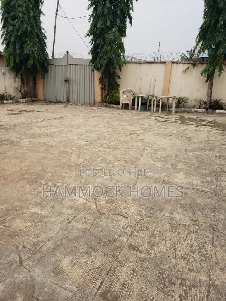 4bdrm Bungalow in Ibugbe Alafia Area, Alakia for sale