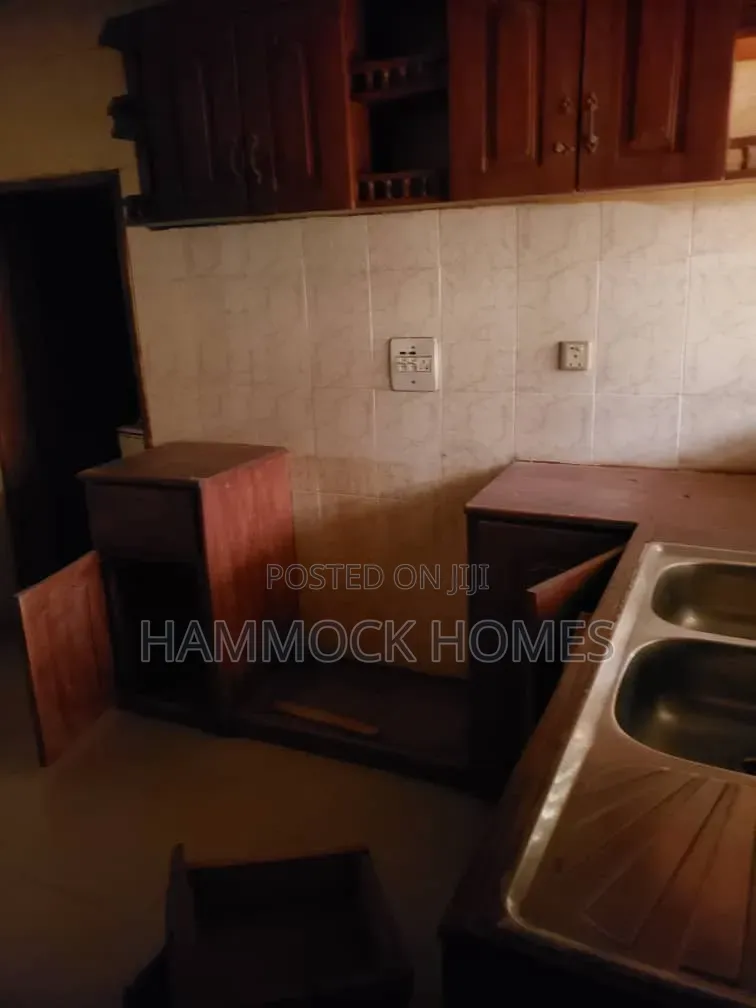 4bdrm Bungalow in Ibugbe Alafia Area, Alakia for sale