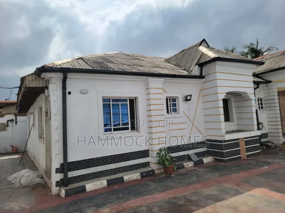 5bdrm Bungalow in Akingbade Area, Off for sale