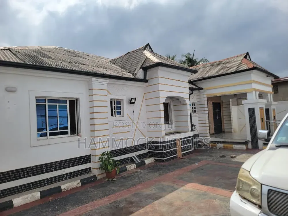 5bdrm Bungalow in Akingbade Area, Off for sale
